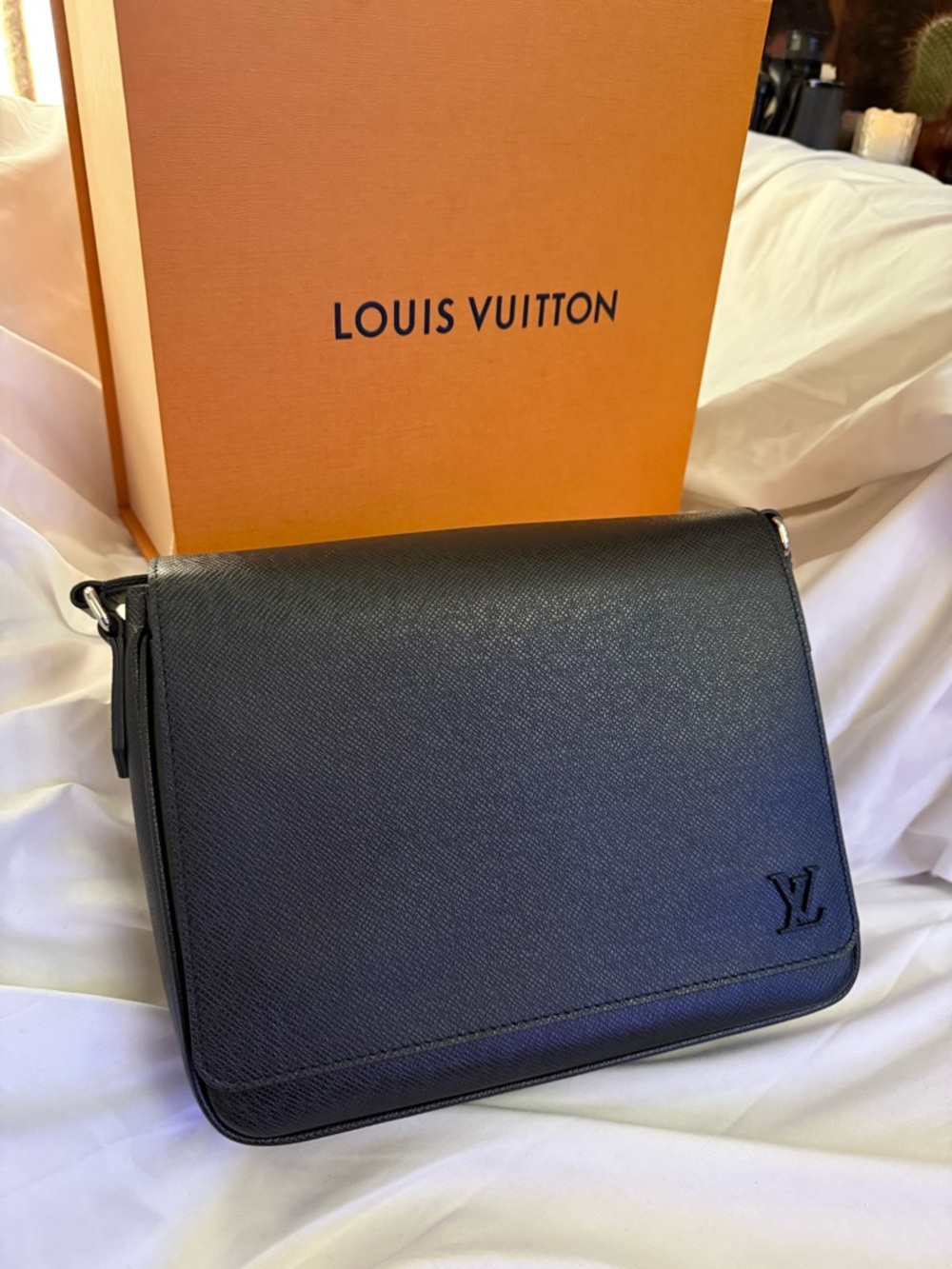 Louis Vuitton District PM NV3 Messenger Black Taiga Leather M30850 NEW Tags Box